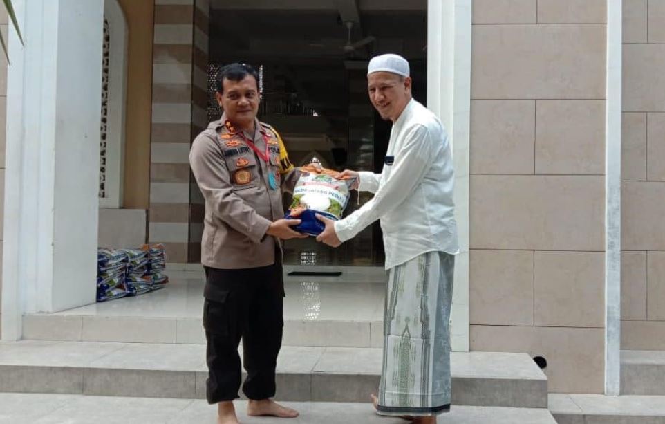 kapolda jateng salurkan sembako untuk yayasan majelis ilmu dan dzikir ar raudah solo 34602