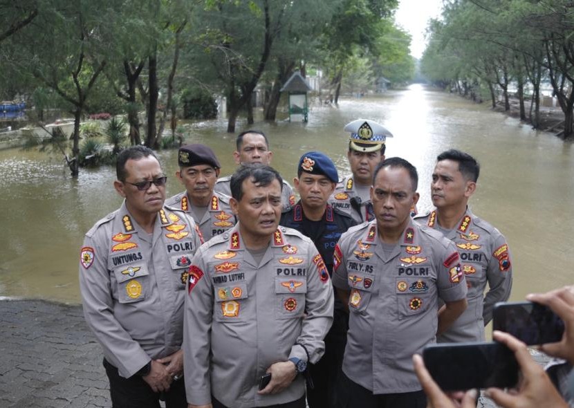 kapolda jateng tinjau lokasi banjir di kaligawe hingga marina kota semarang 53011