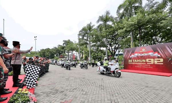 kapolda jatim berangkatkan bakti sosial 30 tahun pengabdian persada akabri 92 21249