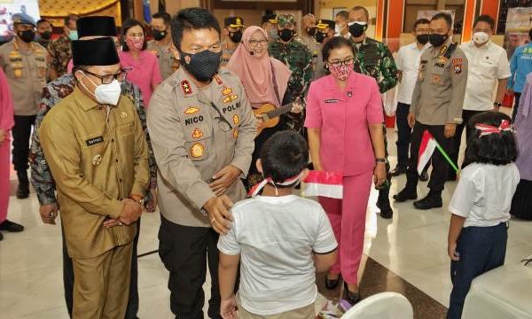 kapolda jatim beri dukungan psikososial kepada 70 anak yatim piatu terdampak covid 19 dan penyandang disabilitas 9853