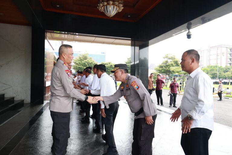 kapolda jatim beri penghargaan anggota berprestasi 72746