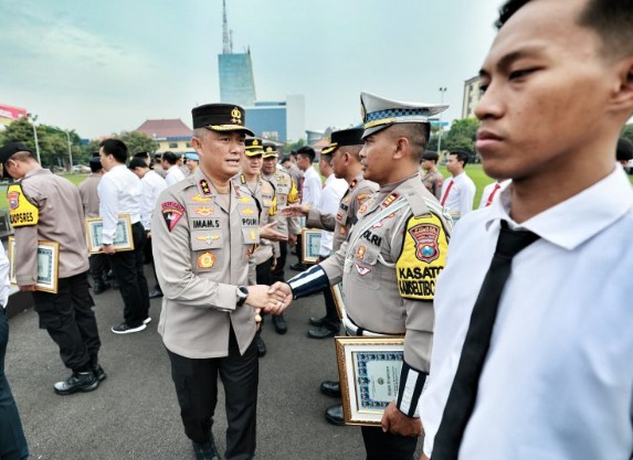 kapolda jatim berikan penghargaan kepada anggota dan pns polda jatim yang berprestasi 67155