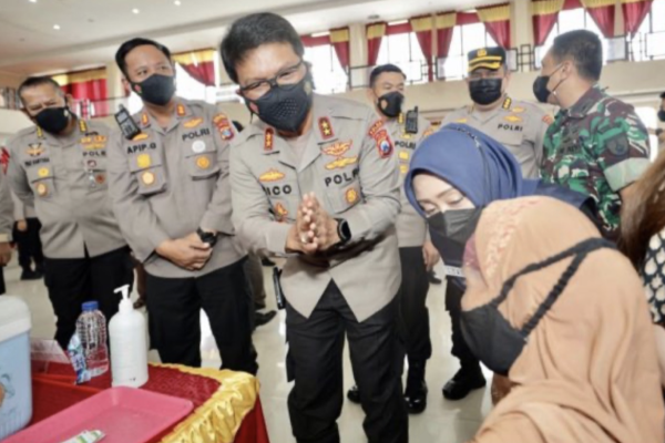 kapolda jatim bersama forkopimda mojokerto melakukan kunjungan vaksinasi massal di jatim 23333
