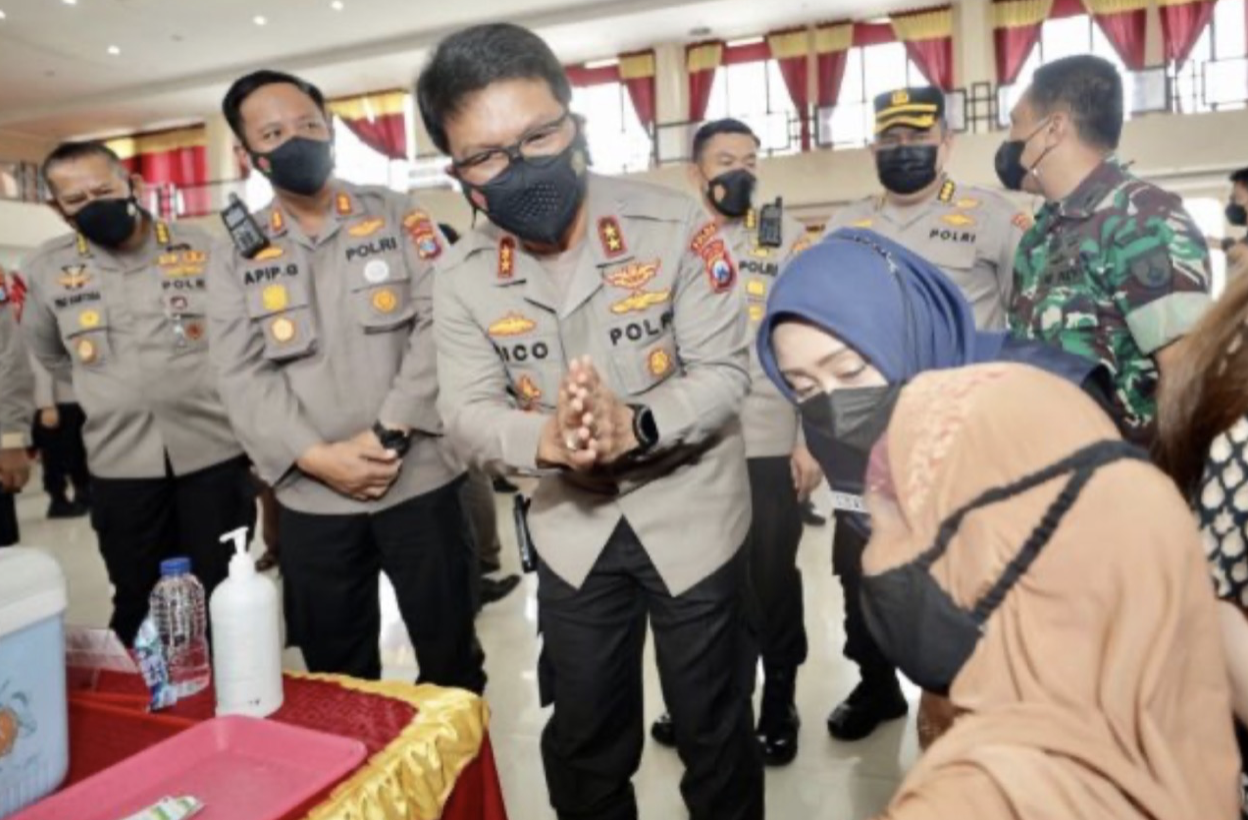 kapolda jatim bersama forkopimda mojokerto melakukan kunjungan vaksinasi massal di jatim 23333