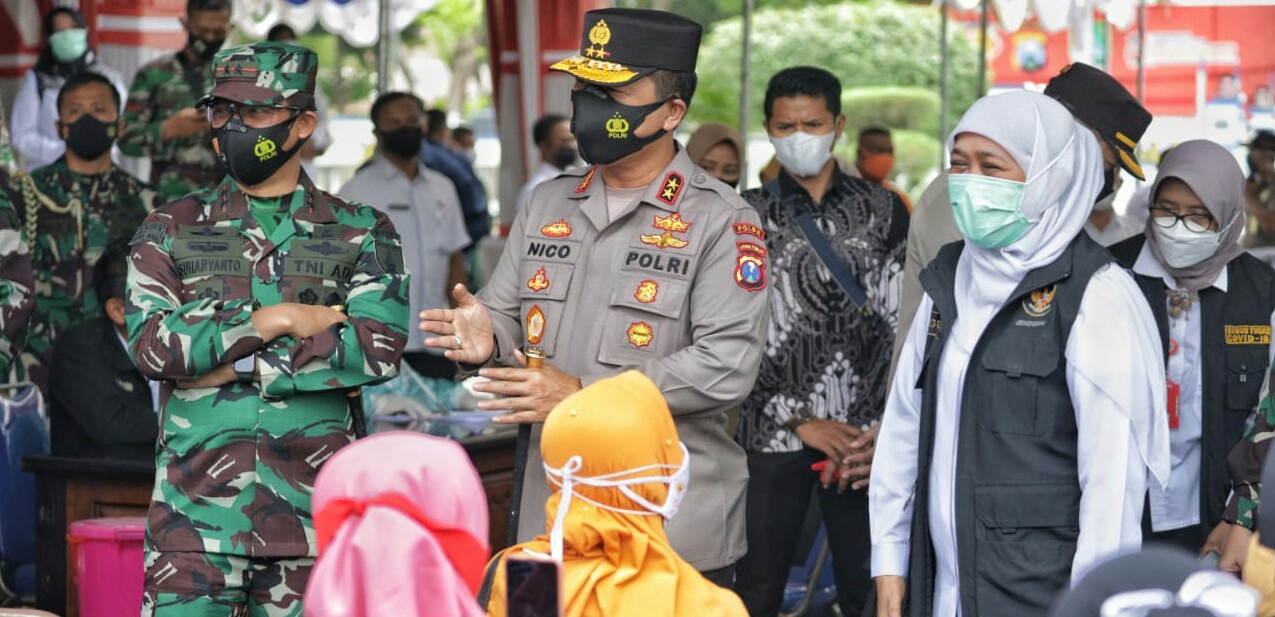 kapolda jatim bersama forkopimdatinjau vaksinasi massal di sampang 13203