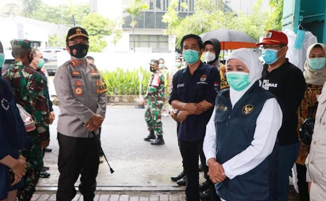 kapolda jatim bersama gubernur dan pangdam v brawijaya pastikan pemungutan suara dan prokes berjalan aman dan lancar 32863