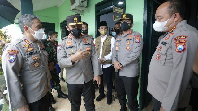 kapolda jatim bersama pangdam v brawijaya dampingi kakor binmas lakukan pengecekan penanganan covid 19 di bangkalan madura 28845