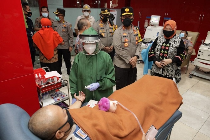 kapolda jatim cek anggota polda jatim donor plasma konvalesen di pmi surabaya 30449