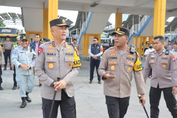 kapolda jatim cek kesiapan pelayanan mudik di terminal purabaya 72206