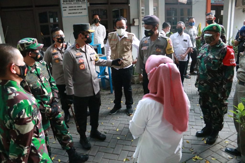 kapolda jatim cek penanganan pasien covid di kabupaten gresik 26570
