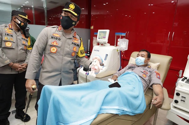 kapolda jatim cek personel yang lakukan donor plasma konvalesen di pmi 30442