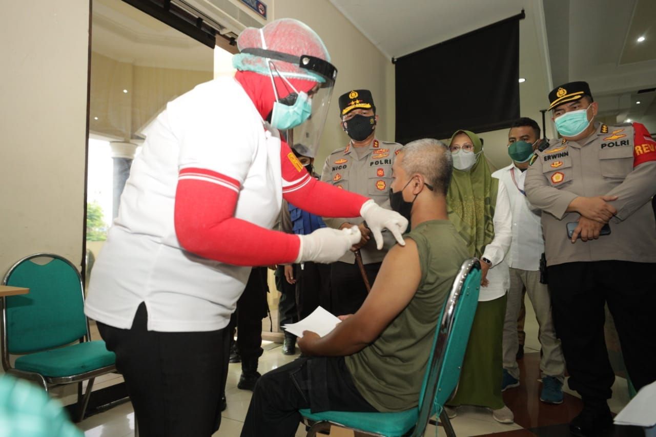kapolda jatim cek vaksinasi di kabupaten ponorogo 27119