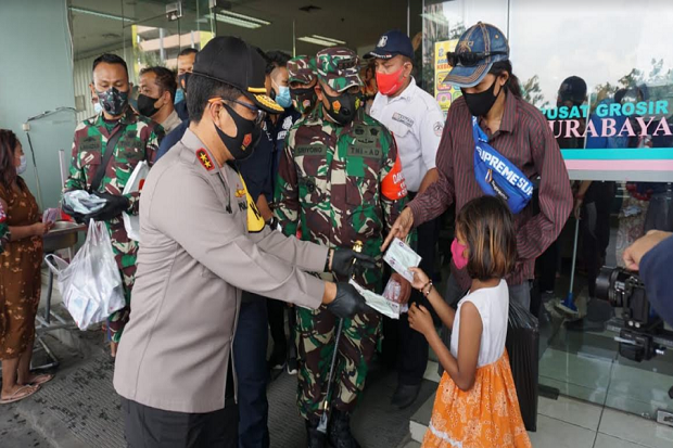 kapolda jatim dan pangdam v brawijaya bagikan 25 000 masker di pgs 30409