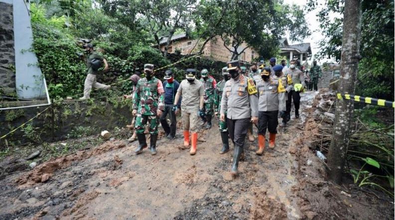kapolda jatim dan pangdam v brawijaya tinjau lokasi tanah longsor di kabupaten nganjuk 30582