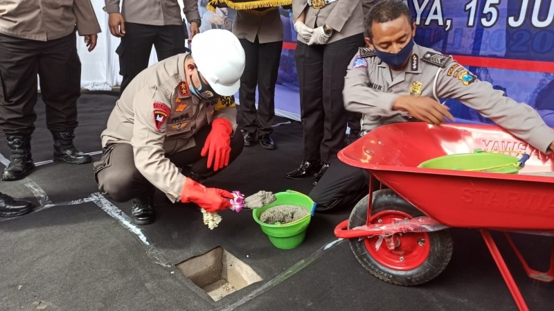 kapolda jatim laksanakan peletakan batu pertama pembangunan gedung tenis mapolda jatim 33141