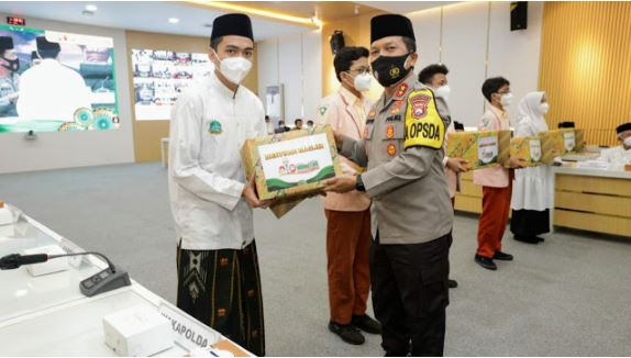 kapolda jatim launching gerakan santri bermasker 30655