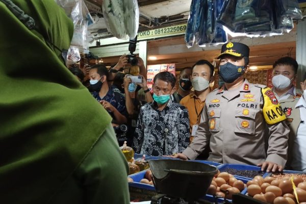 kapolda jatim meninjau pasar wonokromo cek ketersediaan minyak goreng kemasan dan curah 45144