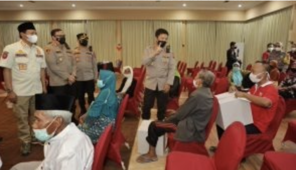 kapolda jatim meninjau pelaksanaan kegiatan vaksinasi di pasuruan 23319