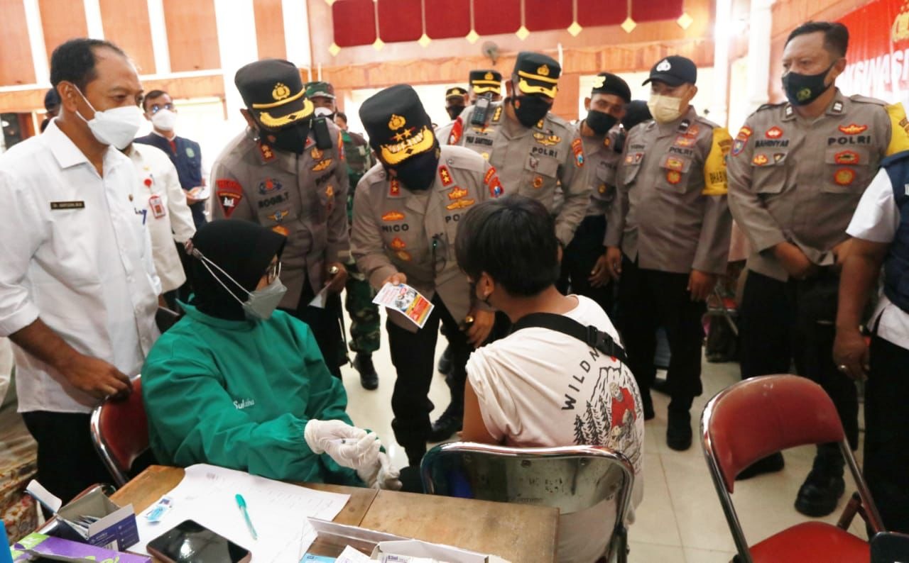 kapolda jatim pantau vaksinasi di gedung bakorwil pamekasan ratusan masyarakat antusias ikut vaksin 22903