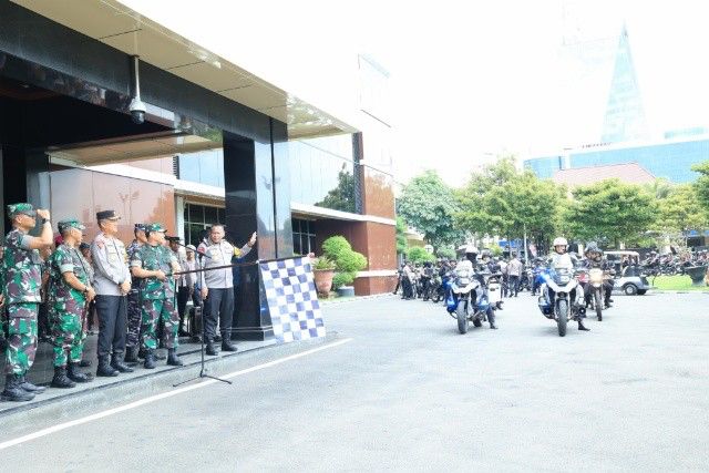 kapolda jatim pimpin apel gabungan bulan bhakti tni polri 2024 69857