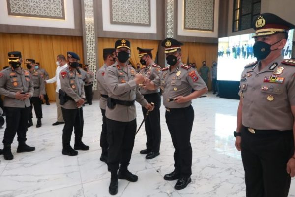 kapolda jatim pimpin upacara kenaikan pangkat personel polda jatim 22682