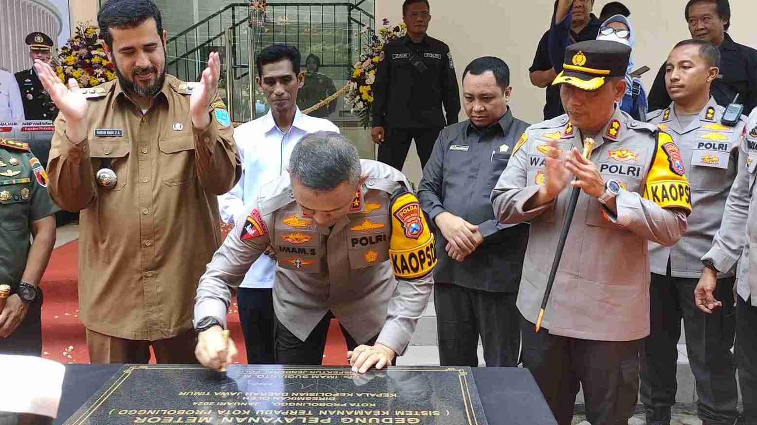 kapolda jatim resmikan command center meteor di probolinggo 69526