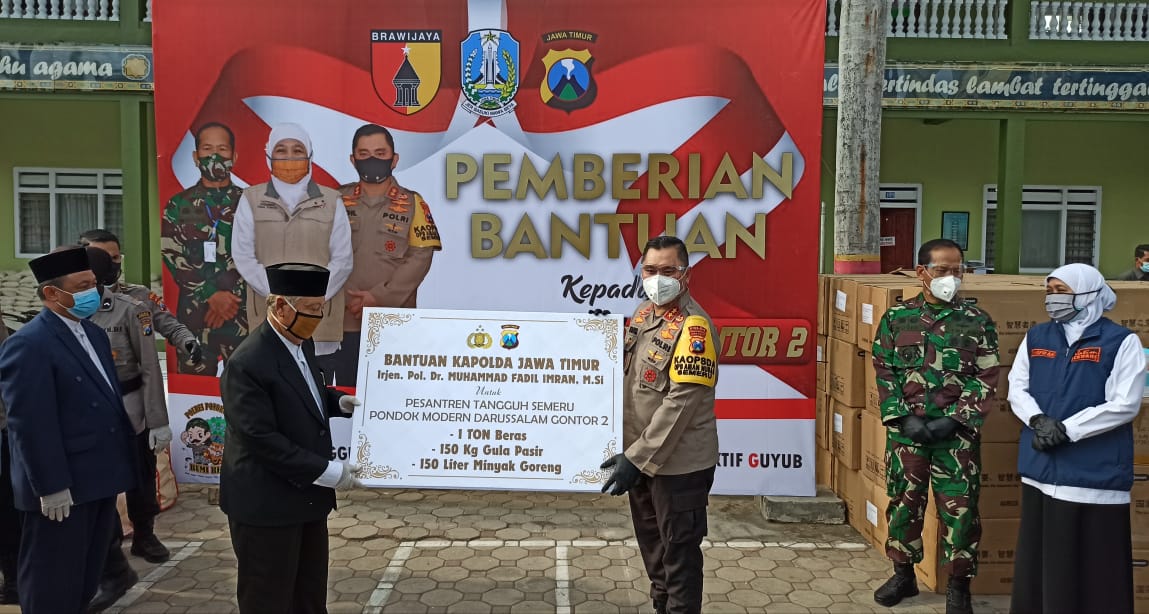 kapolda jatim tekankan protokol kesehatan di ponpes tangguh gontor dengan berikan bantuan 11253