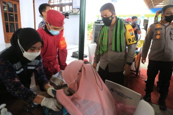 kapolda jatim tinjau akselerasi vaksinasi serentak indonesiavaksinasi dai ponpes bangkalan 34447