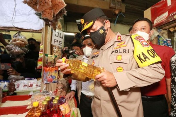 kapolda jatim tinjau ketersediaan migor curah di pasar tradisional wonokromo 45153