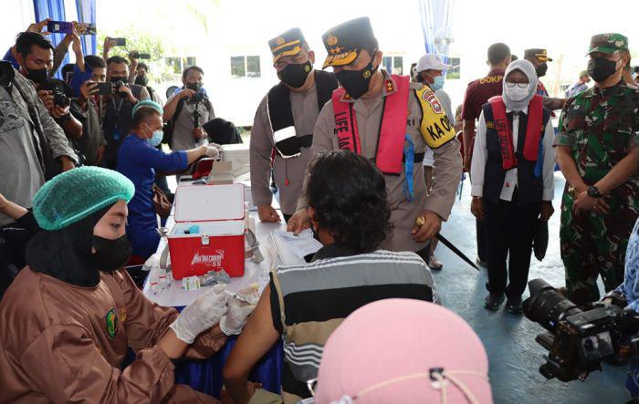 kapolda jatim tinjau langsung vaksinasi masyarakat pesisir gresik 45039