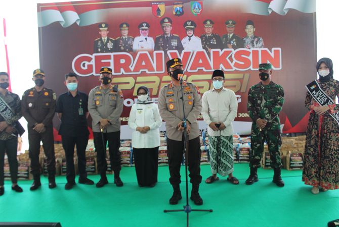 kapolda jatim tinjau pelaksanaan vaksinasi presisi di ponpes mambaul maarif jombang 34417