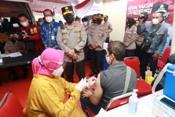 kapolda jatim tinjau vaksinasi di tempat wisata telagan sarangan magetan 27165