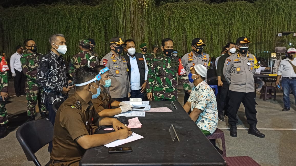 kapolda jatim turun langsung pantau penindakan tim pemburu pelanggaran protokol kesehatan covid 19 35217