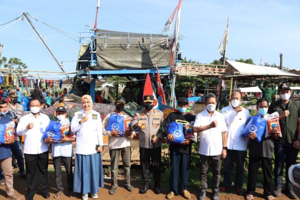 kapolda jawa tengah bersama menteri kelautan dan perikanan ri berikan bantuan ke nelayan terdampak kenaikan bbm 49608