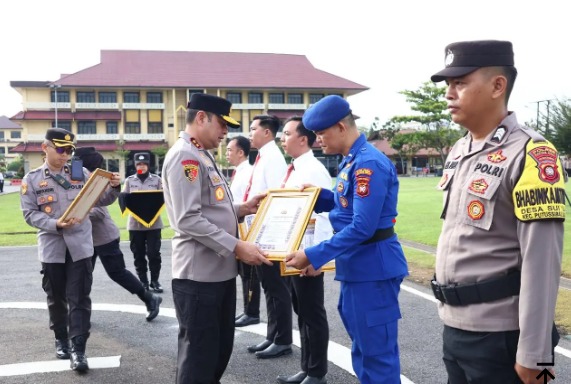 kapolda kalbar berikan penghargaan untuk tiga anggota polres kapuas hulu 70670