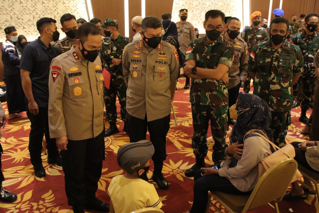 kapolda kalbar hadiri vaksinasi serentak secara virtual yang di pimpin presiden ri 9978