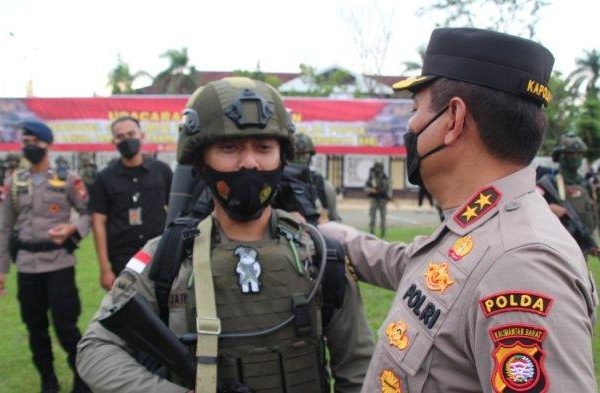 kapolda kalbar sambut kepulangan personel satbrimobda usai bko pamrahwan polda papua 23007