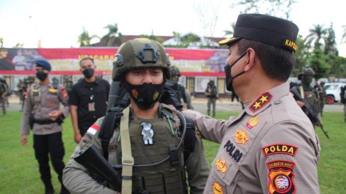 kapolda kalbar sambut kepulangan personel satbrimobda usai bko pamrahwan polda papua 23007