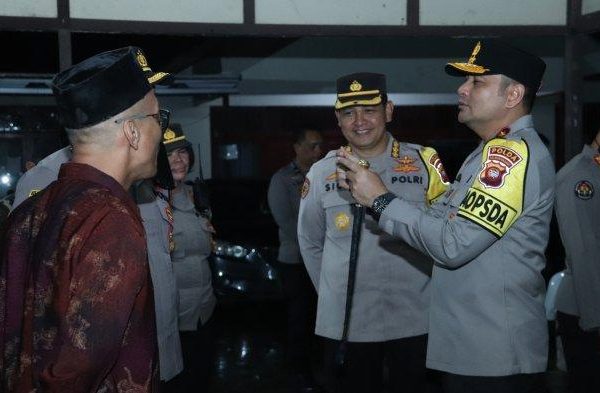 kapolda kalbar tinjau keamanan kotak suara di pontianak di malam hari 70258