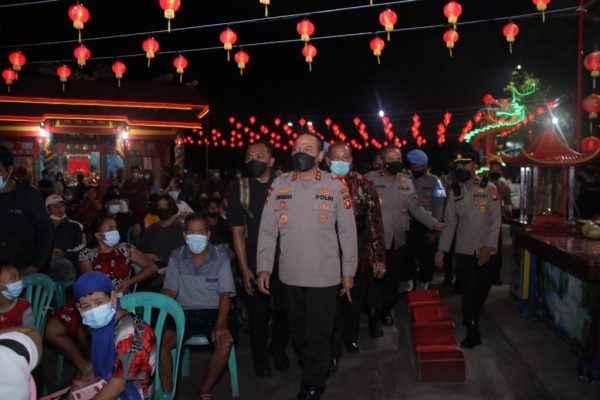 kapolda kalbar tinjau pos pengamanan malam tahun baru imlek sekaligus bagikan paket sembako 23113
