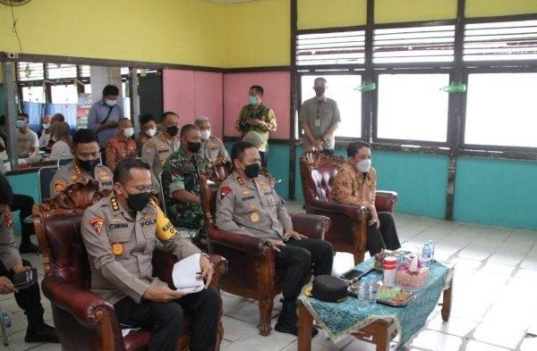 kapolda kalbar tinjau vaksinasi serentak secara virtual di sdn 7 pontianak 9971
