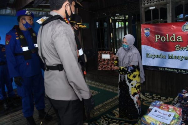 kapolda kalsel bagikan bantuan untuk warga pesisir dan warga penderita penyakit hydrocephalus 11022