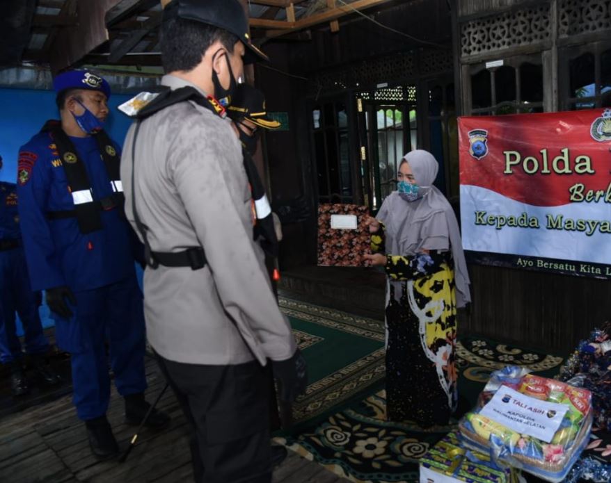 kapolda kalsel bagikan bantuan untuk warga pesisir dan warga penderita penyakit hydrocephalus 11022
