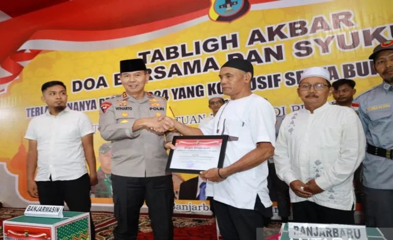 kapolda kalsel berikan penghargaan kpps wujud tuntasnya pemilu 2024 71684