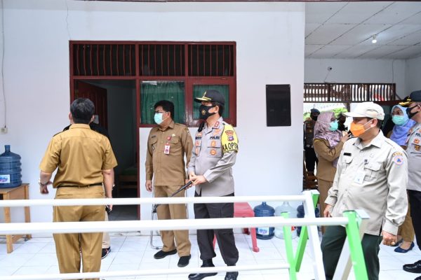 kapolda kalsel dan tim lakukan peninjauan tempat karantina khusus di tapin 32553