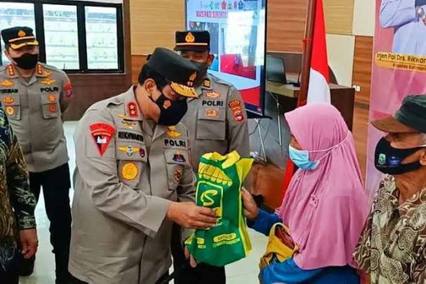 kapolda kalsel pantau vaksinasi dan berikan sembako kepada warga 45209