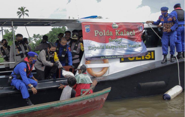 kapolda kalsel susur sungai untuk bagikan sembako dan 50 sak beras 11002