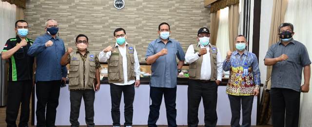 kapolda kalsel terima kunjungan kerja tim satgas perlindungan tenaga kesehatan badan nasional penanggulangan bencana nakes bnpb pusat 30543