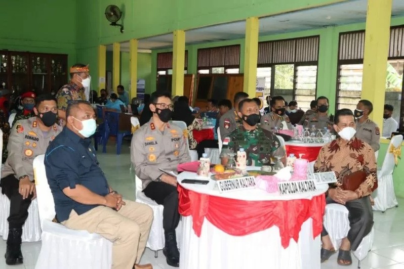 kapolda kaltara harapkan segera herd immunity saat tinjau vaksinasi serentak di tanjung palas 21105