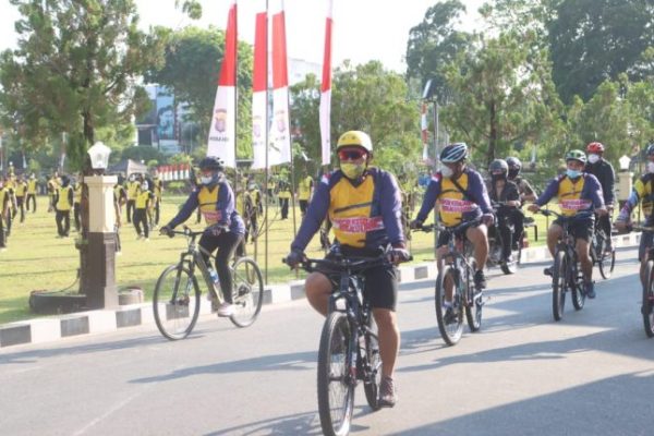 kapolda kalteng bagikan 100 paket sembako kepada masyarakat 28741